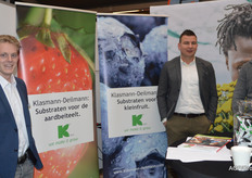 Klasmann-Deilmann zet stappen in zachtfruit en niet alleen tijdens beurzen, waar ditmaal twee nieuwe banieren naartoe waren genomen, maar ook met nieuwe substraten waarmee volop getest wordt. Op de foto: Rens Louwers, Fons van Nierop en Bart Claessens